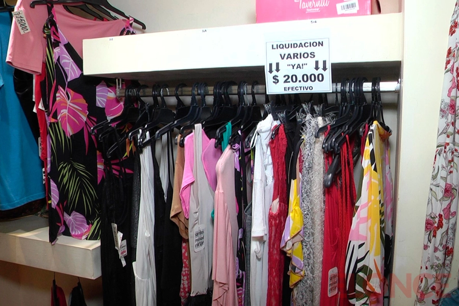 Municipio Jeans liquida todo por cierre (foto Elonce)