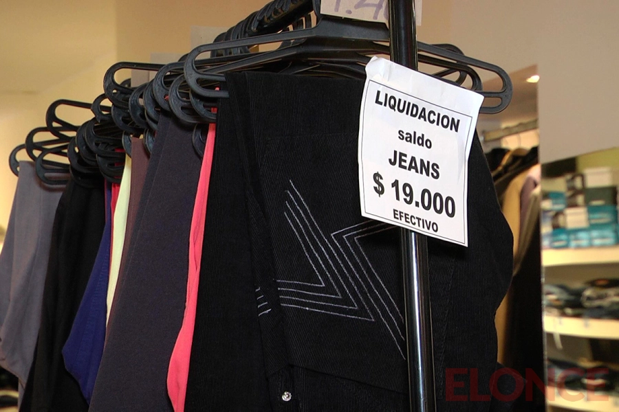 Municipio Jeans liquida todo por cierre (foto Elonce)