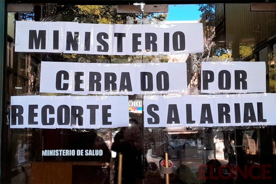 Los empleados realizaron un cierre simb&oacute;lico del ministerio de Salud (foto Elonce)