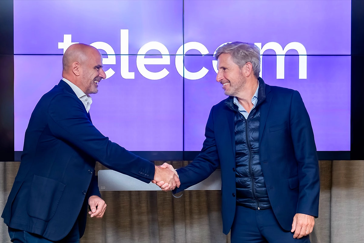 Frigerio firmó convenio con Telecom. Frigerio firmó convenio con Telecom.