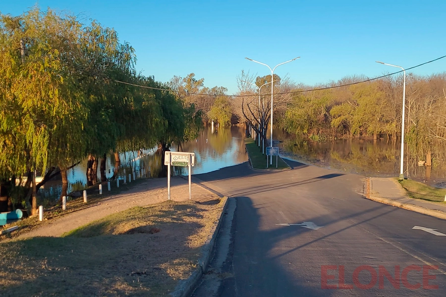 El r&iacute;o contin&uacute;a en creciente en Concepci&oacute;n del Uruguay (foto Elonce)