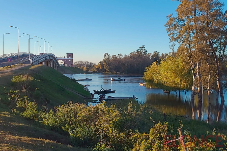 El r&iacute;o contin&uacute;a en creciente en Concepci&oacute;n del Uruguay (foto Elonce)