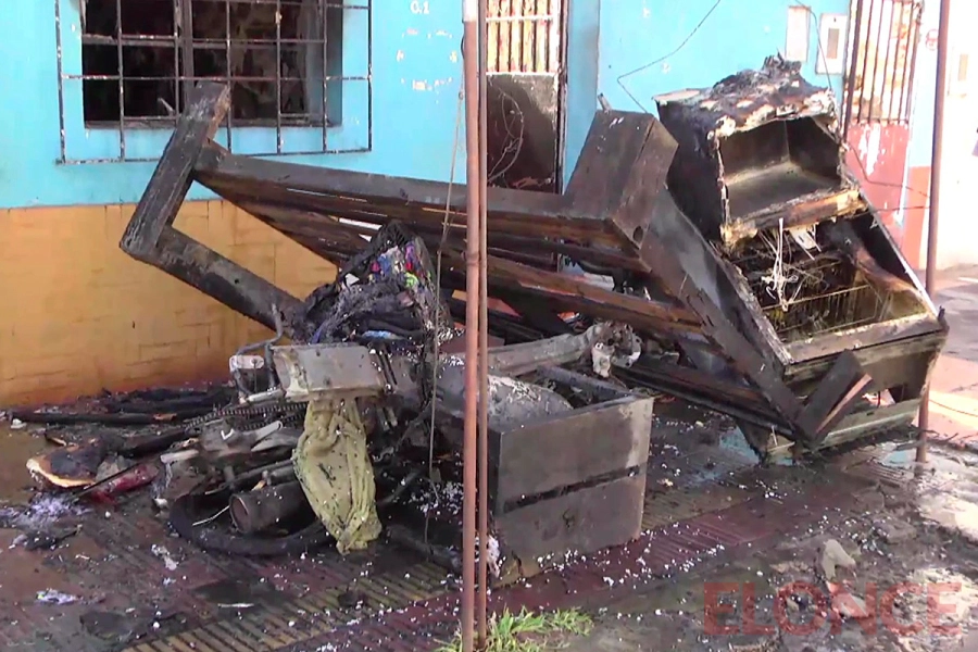 Voraz incendio destruy&oacute; una vivienda en Paran&aacute; (foto Elonce)