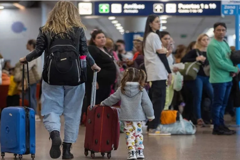 En 2025 viajaron al exterior 43% más de argentinos y el déficit superó los US$ 4.000 millones