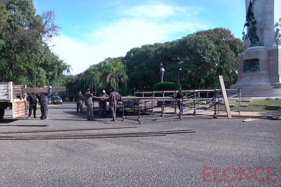 As&iacute; arman el escenario en monumento a Urquiza (foto Elonce)