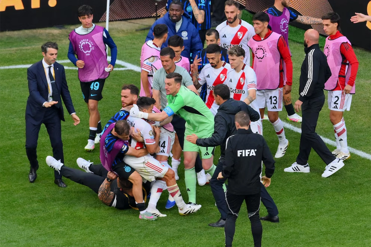 Acuña se quiso pelear con un rival.