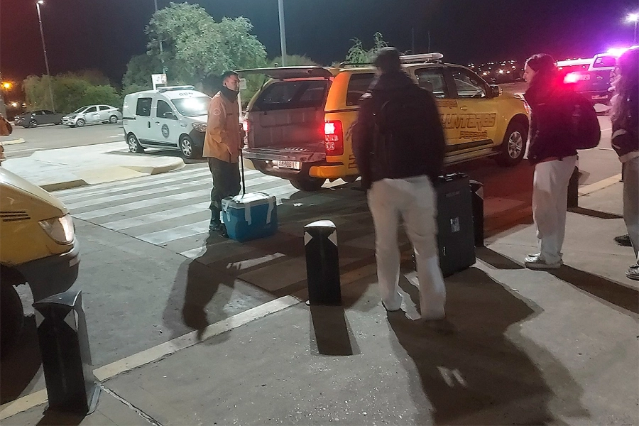 Bomberos Voluntarios en el operativo de ablaci&oacute;n. Foto: Cuerpo Activo de Bomberos Voluntarios