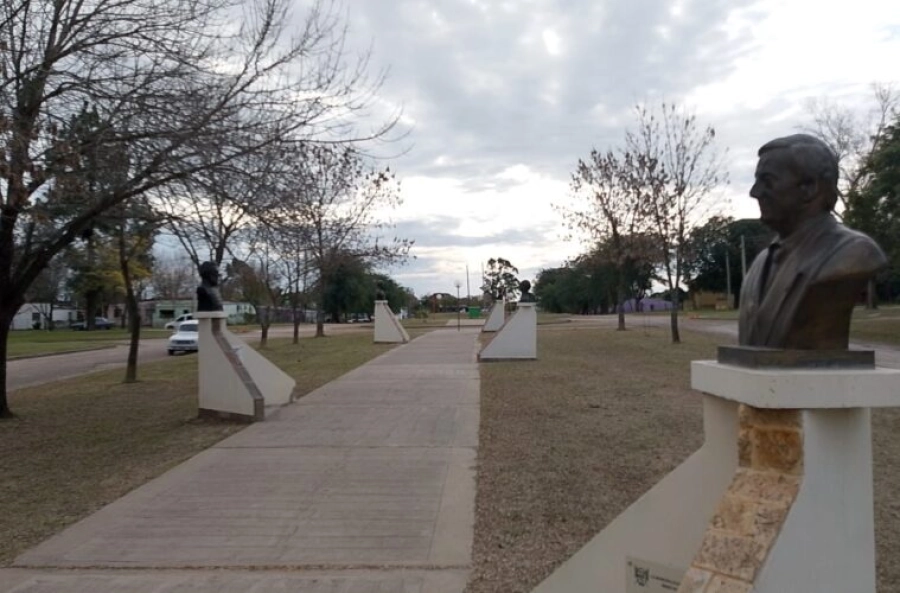 Busto de N&eacute;stor Kirchner en el Paseo de los Monumentos (foto Entre R&iacute;os Ahora)