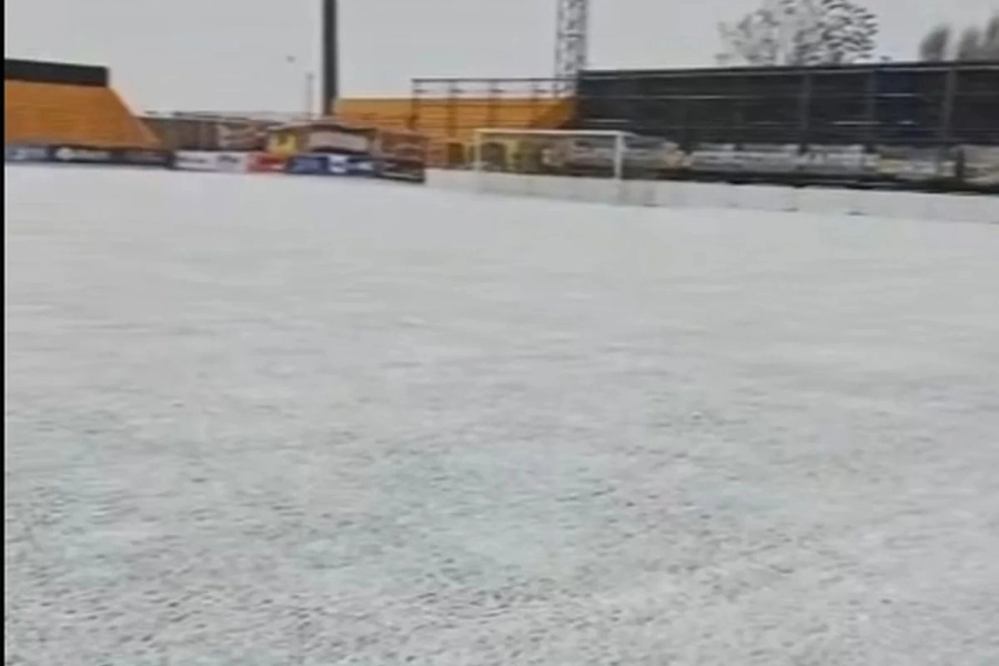 Otra postal de la cancha "teñida" de blanco. Foto: Captura de video.