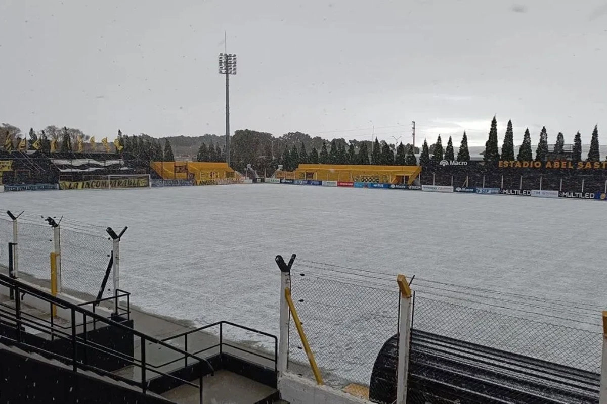 Nevó en Madryn y suspendió un partido. Nevó en Madryn y suspendió un partido.