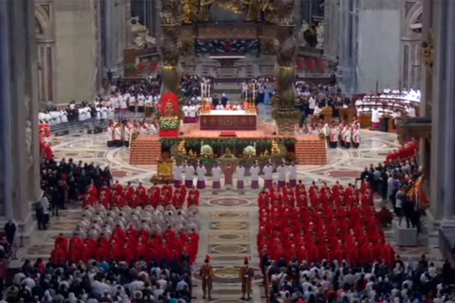 La ceremonia contó con la presencia de más de 5.500 fieles dentro del templo y otros 5.000 en la Plaza de San Pedro