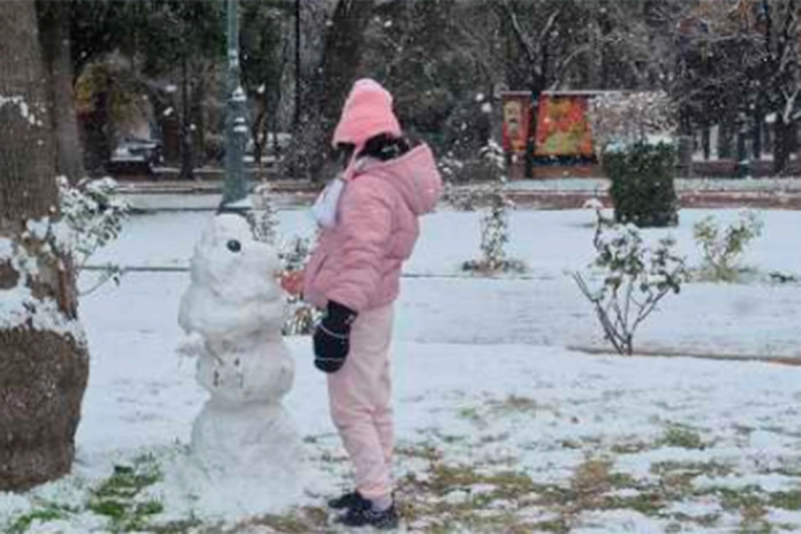Los niños disfrutaron haciendo muñecos de nieve en Mendoza.