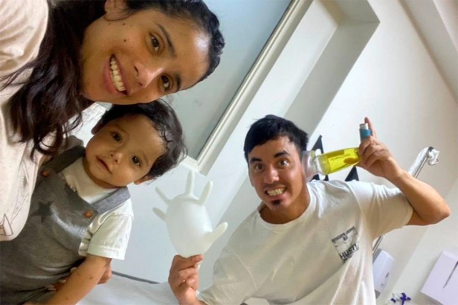 Luca con sus papás. El enorme gesto de Paula y Nicolás ayudó a Feli (foto Clarín)