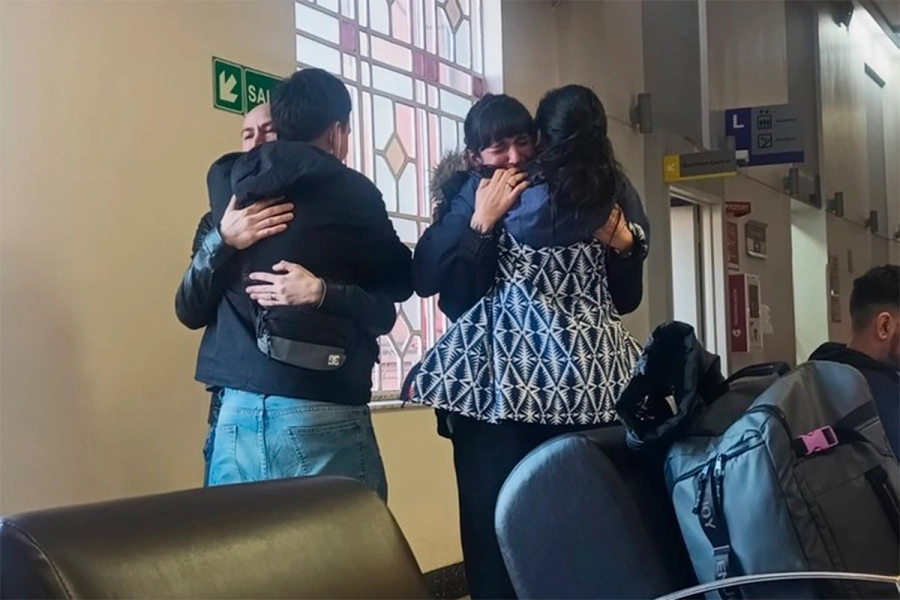 El abrazo del alma. Los padres de Luca, de espaldas, se abrazan con los de Felipe cuando el trasplante terminó (foto Clarín)