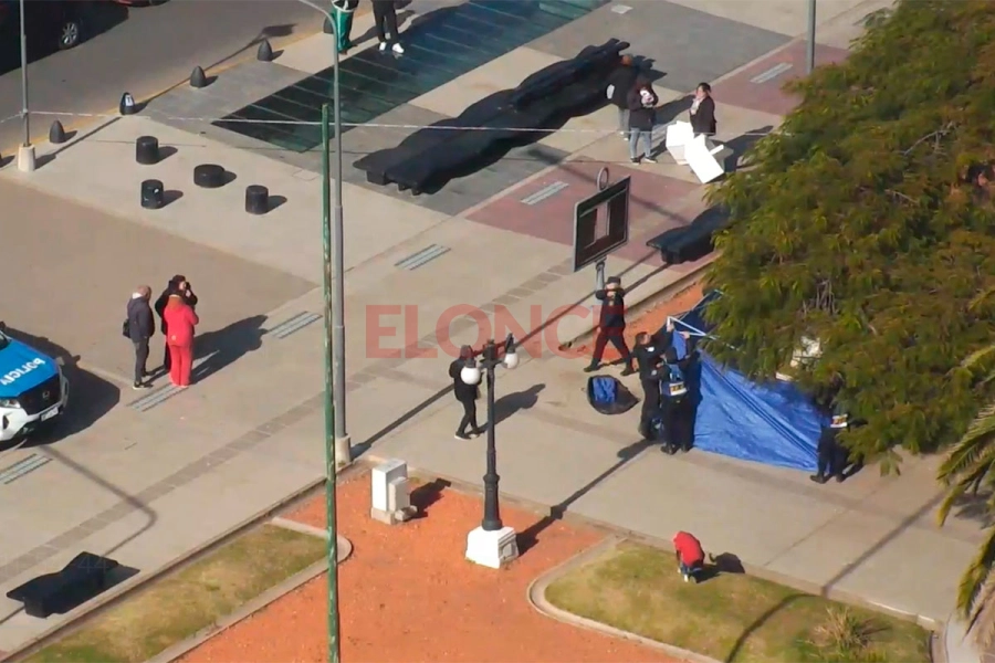 Operativo policial por un fallecido en plaza 1º de Mayo de Paraná (foto Elonce)