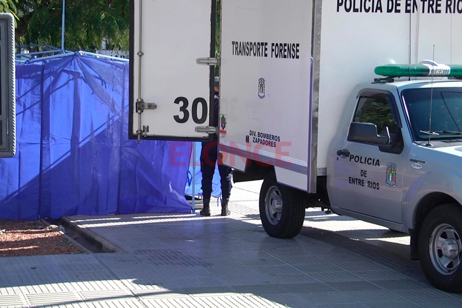 Un hombre en situaci&oacute;n de calle fue hallado muerto en la plaza 1&ordm; de 
Mayo de Paran&aacute; (foto Elonce)