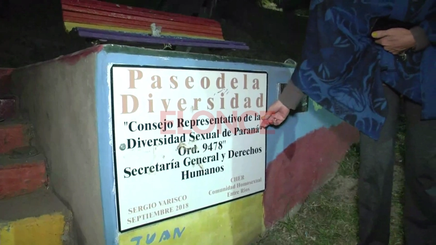 El cartel que hab&iacute;a sido vandalizado. Foto: Elonce.