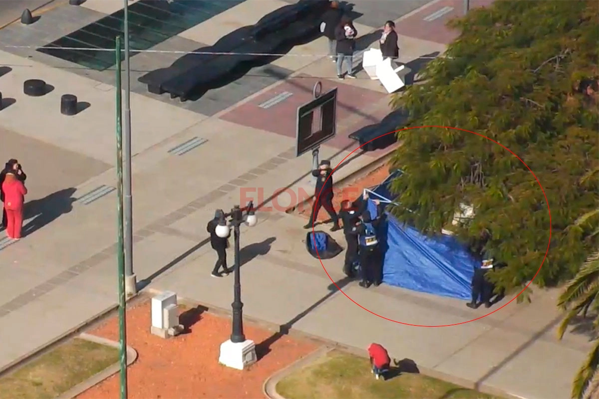 Operativo policial por un fallecido en plaza 1º de Mayo de Paraná Operativo policial por un fallecido en plaza 1º de Mayo de Paraná