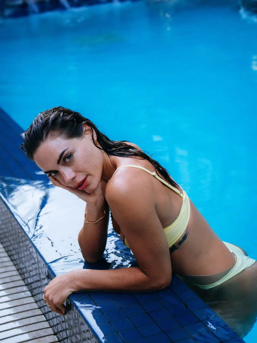 Emilia Attias en la pileta. Instagram