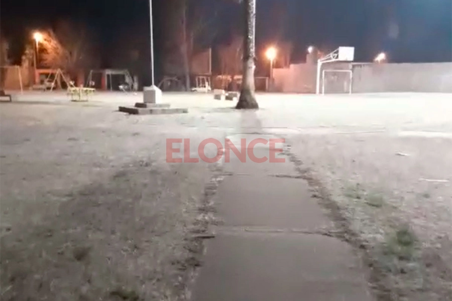 Paran&aacute; amaneci&oacute; bajo cero: la helada ti&ntilde;&oacute; de blanco calles y autos