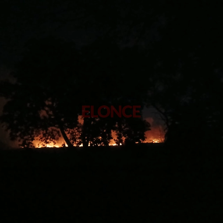 Una postal del incendio. Foto: Elonce.