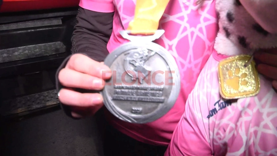 La medalla que obtuvo la joven patinadora del club Sportivo Urquiza.Foto: Elonce.