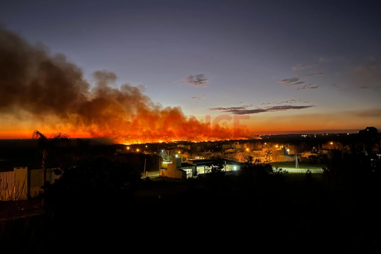 Se produjo un incendio en Oro Verde en zona cercana a campos del Ejército: fotos y videos