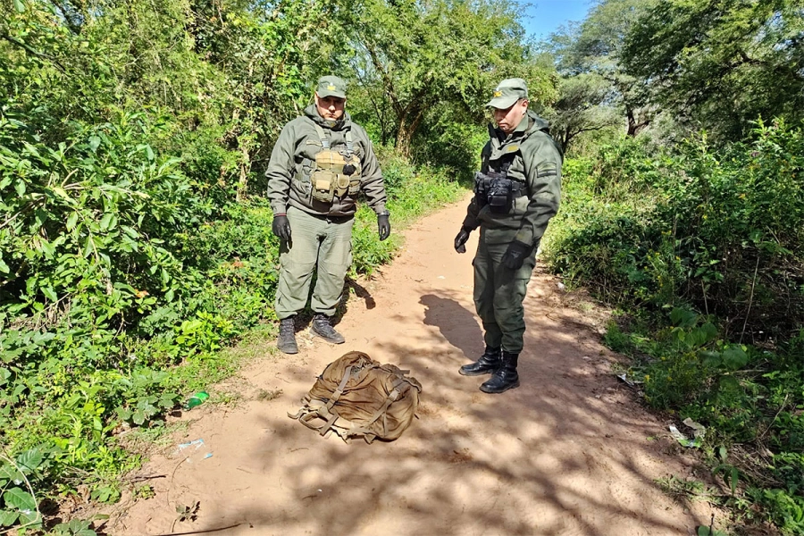 El traficante abandon&oacute; la mochila con droga. Gendarmer&iacute;a Nacional