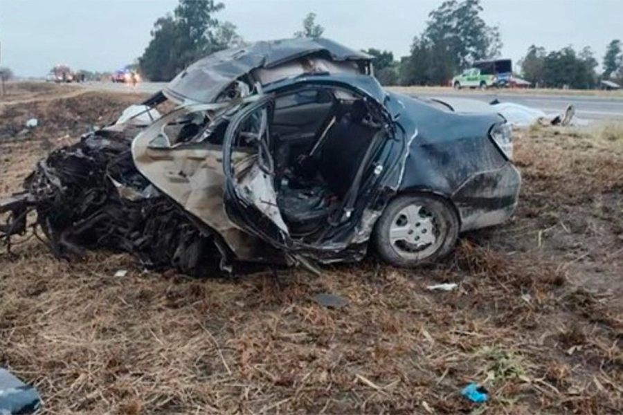 El Logan destrozado. Clar&iacute;n