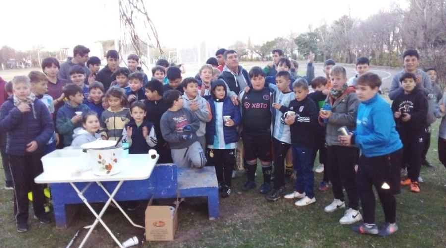 Los &ldquo;Amigos del Campito&rdquo; disfrutando de una chocolatada luego de un partidito de futbol (foto FM Estaci&oacute;n Plus)