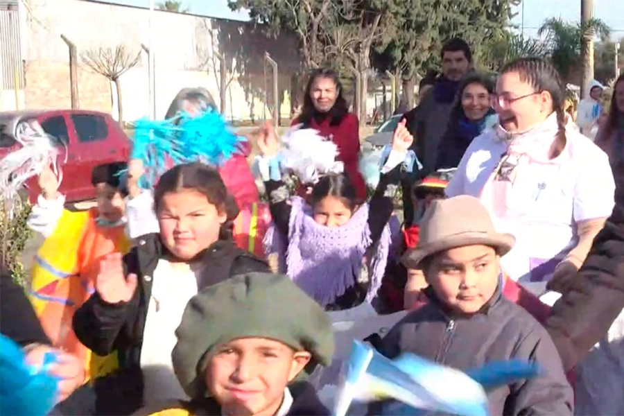 Bajo el sol y las banderas, los ni&ntilde;os de San Benito dieron vida a un desfile inolvidable