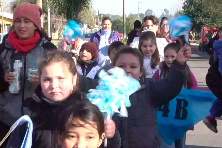 Bajo el sol y las banderas, los ni&ntilde;os de San Benito dieron vida a un desfile inolvidable