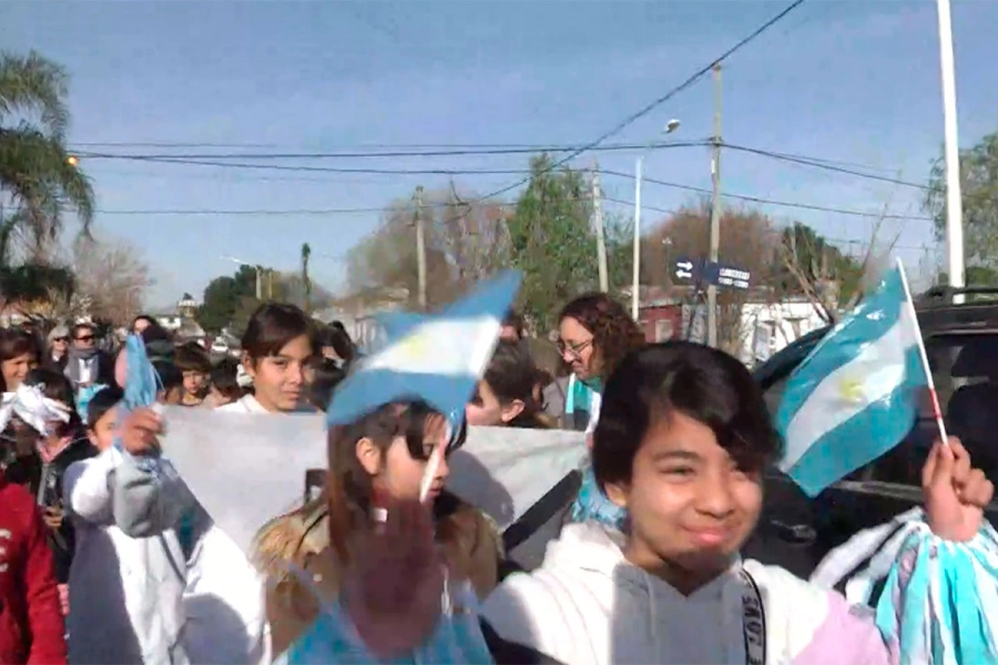 Bajo el sol y las banderas, los ni&ntilde;os de San Benito dieron vida a un desfile inolvidable