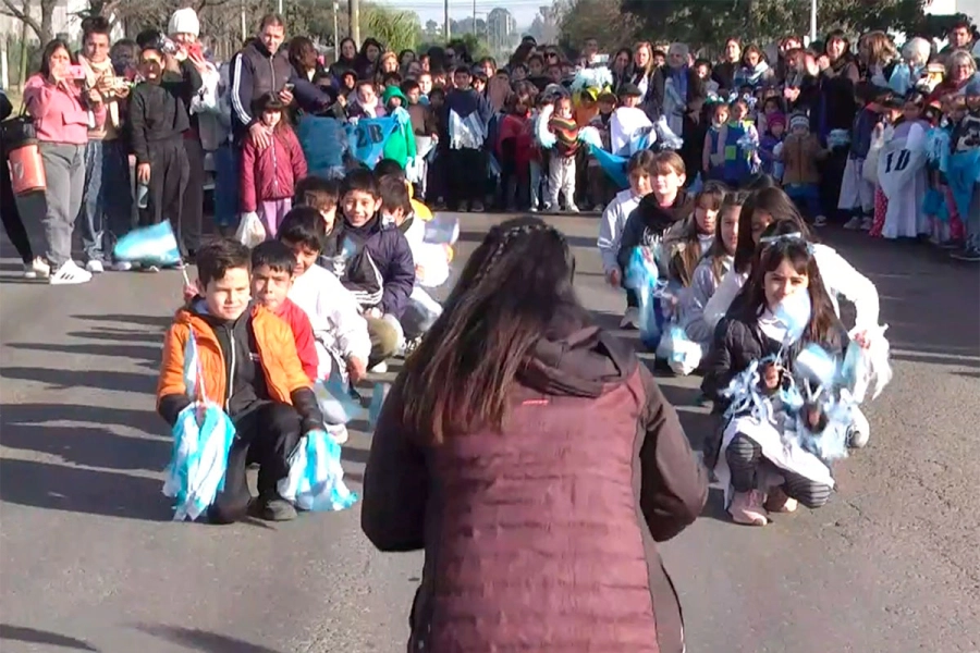 Bajo el sol y las banderas, los ni&ntilde;os de San Benito dieron vida a un desfile inolvidable