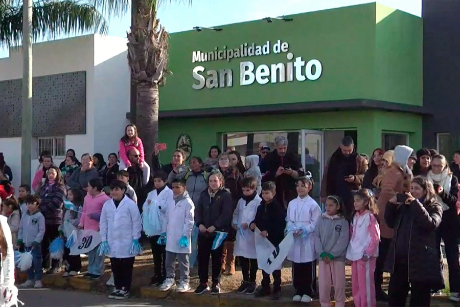 Bajo el sol y las banderas, los ni&ntilde;os de San Benito dieron vida a un desfile inolvidable