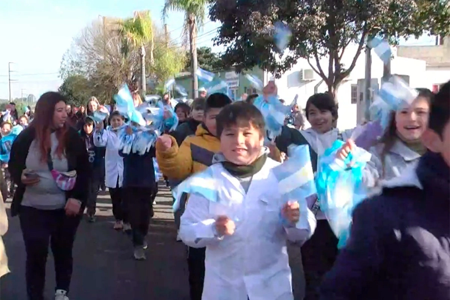 Con pañuelos, sonrisas y emoci&oacute;n, los ni&ntilde;os de San Benito desfilaron por la Patria