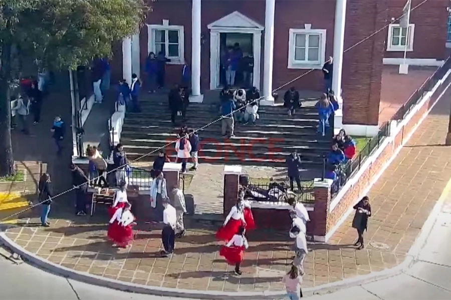 Intervención patriótica: jóvenes bailaron en las Cinco Esquinas por la Independencia