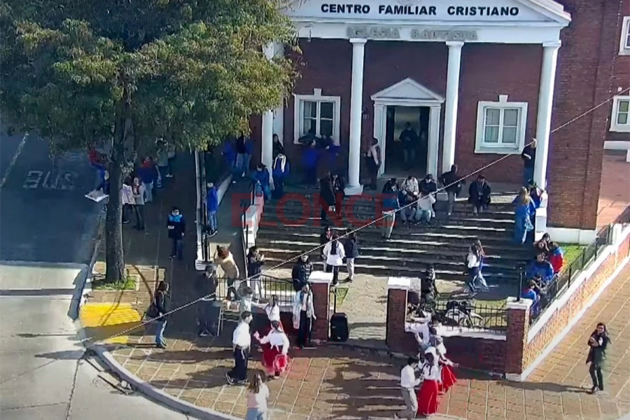 Intervención patriótica: jóvenes bailaron en las Cinco Esquinas por la Independencia
