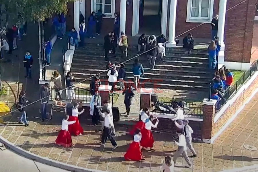 Intervención patriótica: jóvenes bailaron en las Cinco Esquinas por la Independencia