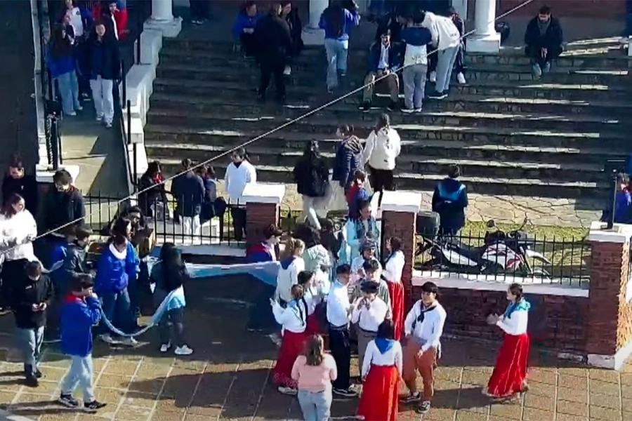 Intervención patriótica: jóvenes bailaron en las Cinco Esquinas por la Independencia