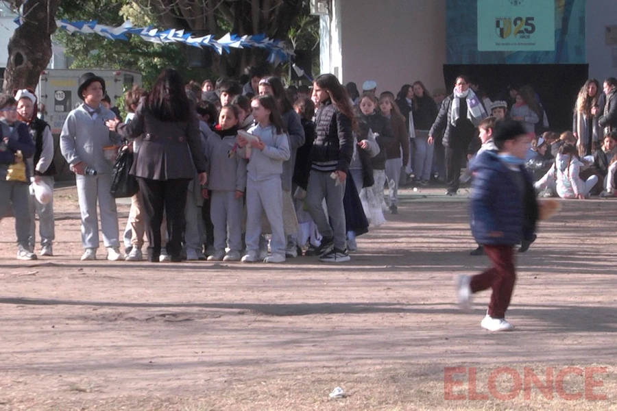 Escuela del CAE festej&oacute; el D&iacute;a de la Independencia (foto Elonce)