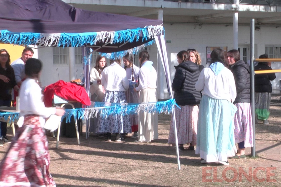 Escuela del CAE festej&oacute; el D&iacute;a de la Independencia (foto Elonce)
