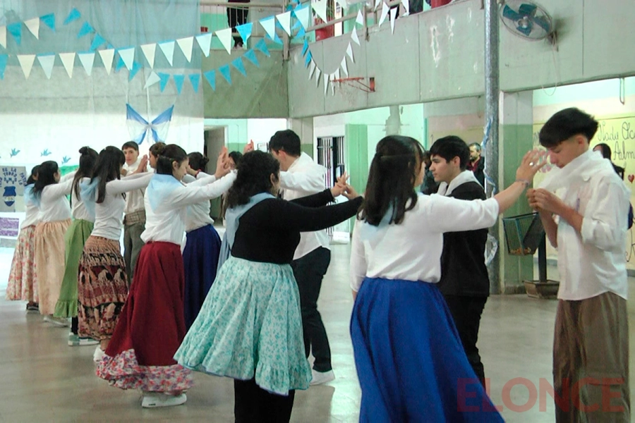 Acto escolar por el 9 de Julio (foto Elonce)