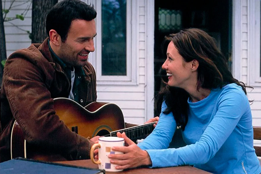 Julian McMahon y Shannen Doherty, en Charmed.