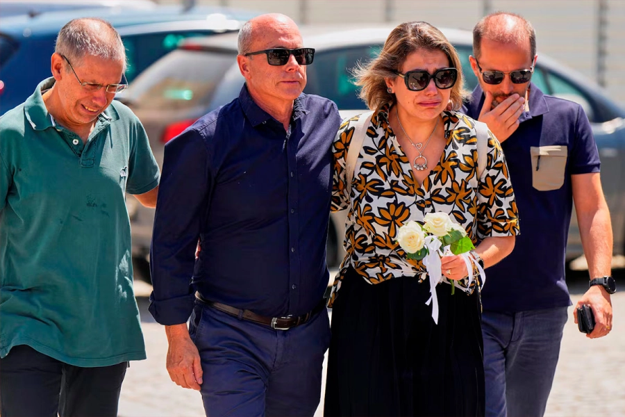 El dolor de Joaquim (con lentes negros), el padre de Diogo Jota y Andr&eacute; Silva en el funeral de sus hijos. (Foto: AP)