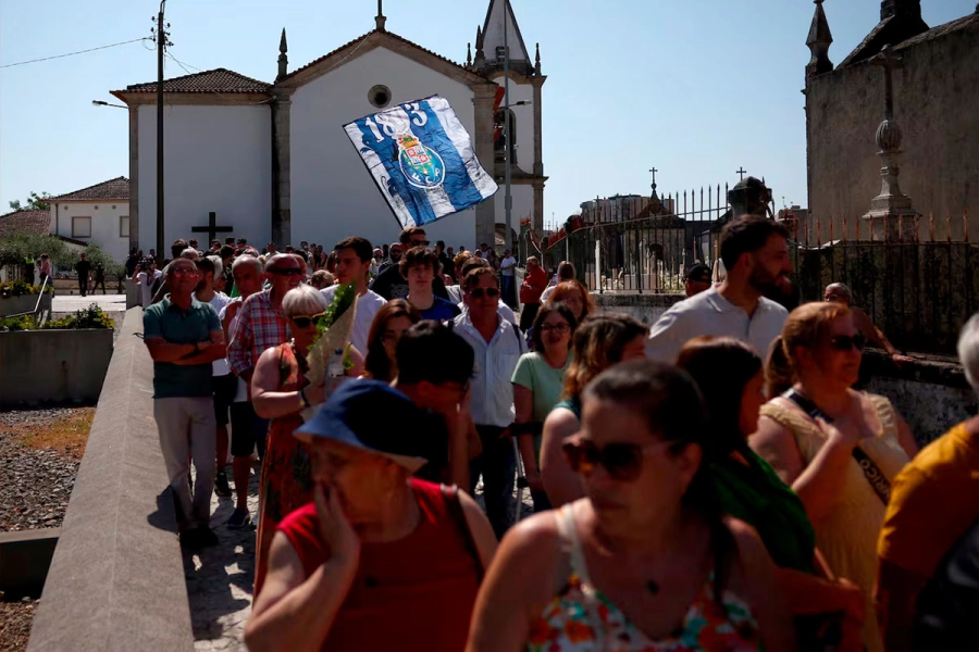 Hinchas y vecinos se acercaron al funeral de Diogo Jota y su hermano. (Foto: Reuters)