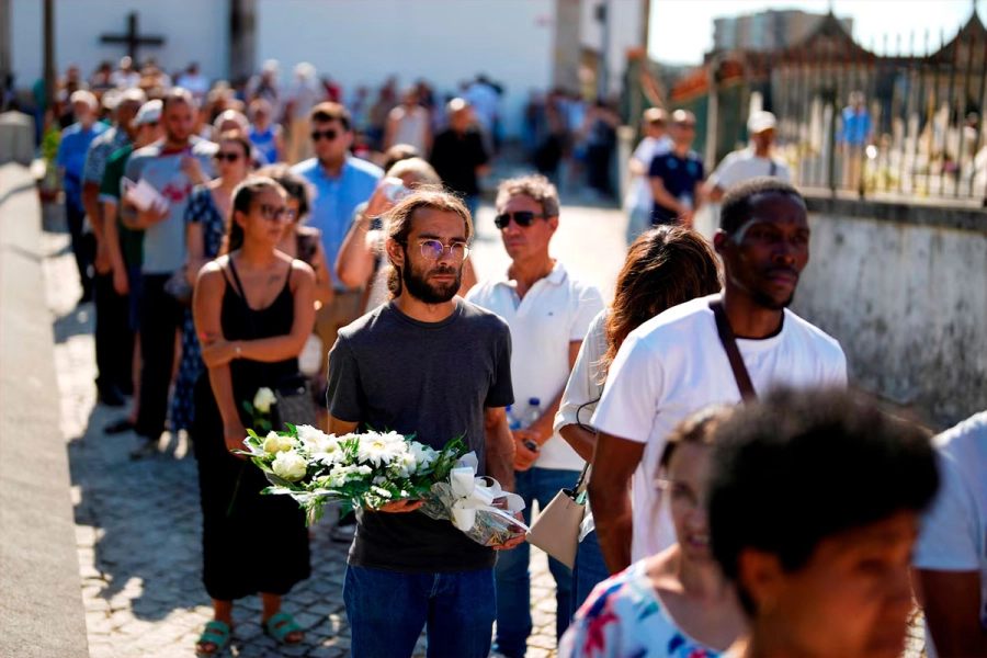 Hinchas y vecinos dieron sus condolencias en el funeral de Diogo Jota y su hermano. (Foto: AP)