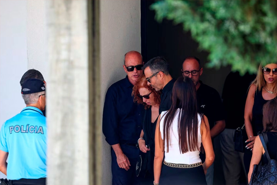El desgarrador llanto de Isabel Silva, la madre de Diogo Jota y Andr&eacute; Silva en el funeral. (Foto: Reuters)