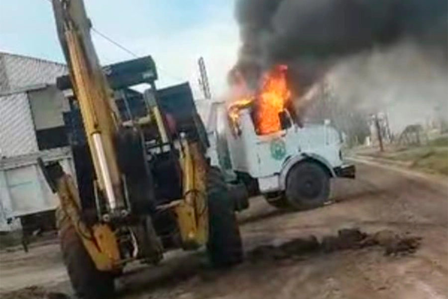 Incendio en cami&oacute;n municipal de Herrera