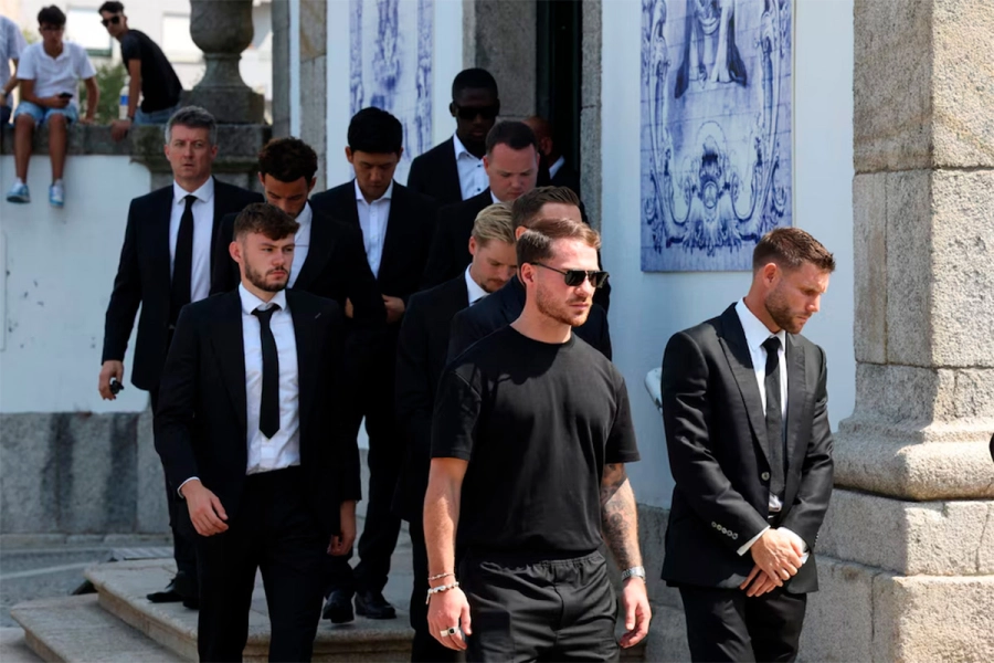 El ex jugador del Liverpool James Milner y los jugadores Alexis Mac Allister y Conor Bradley, caminan en la Capilla de la Resurrecci&oacute;n (REUTERS/Rita Franca)